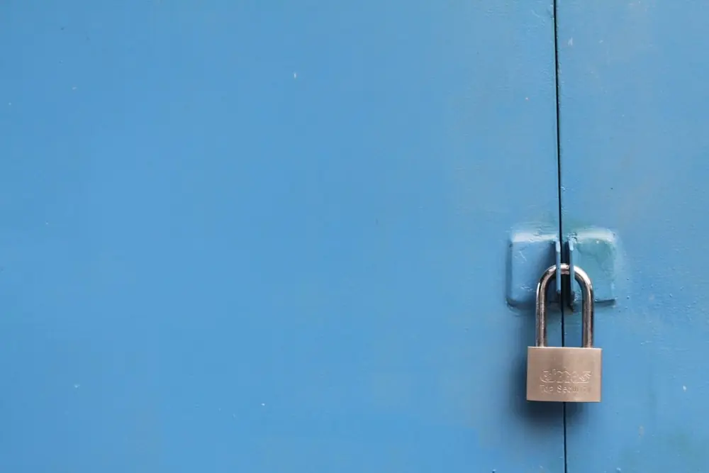 Gembok kecil terpasang melindungi akses data pribadi