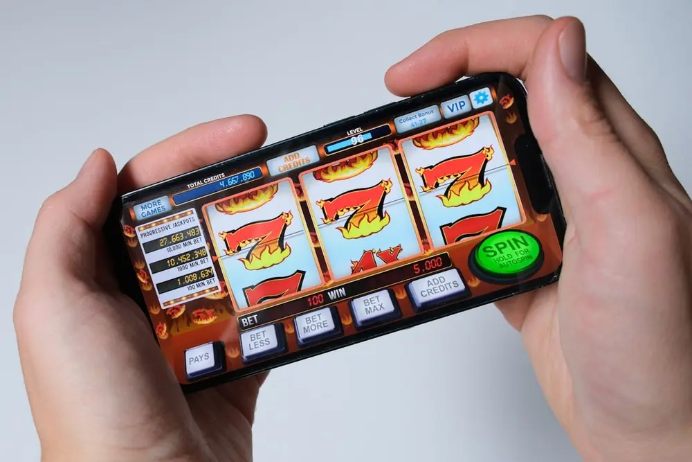 Layar ponsel yang menampilkan permainan slot berwarna cerah