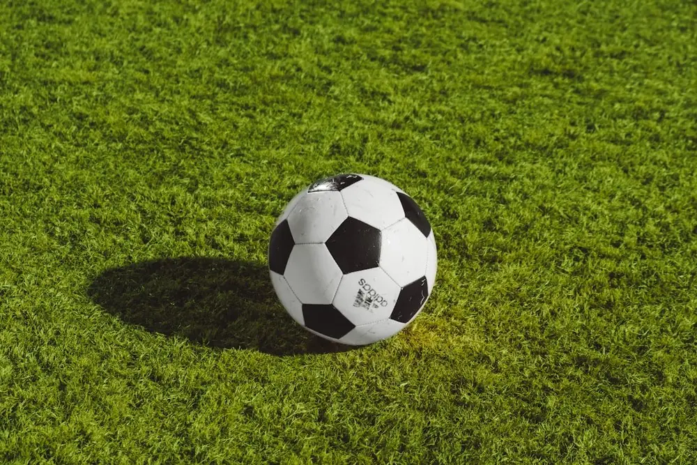 Bola sepak di atas lapangan hijau menjelang pertandingan